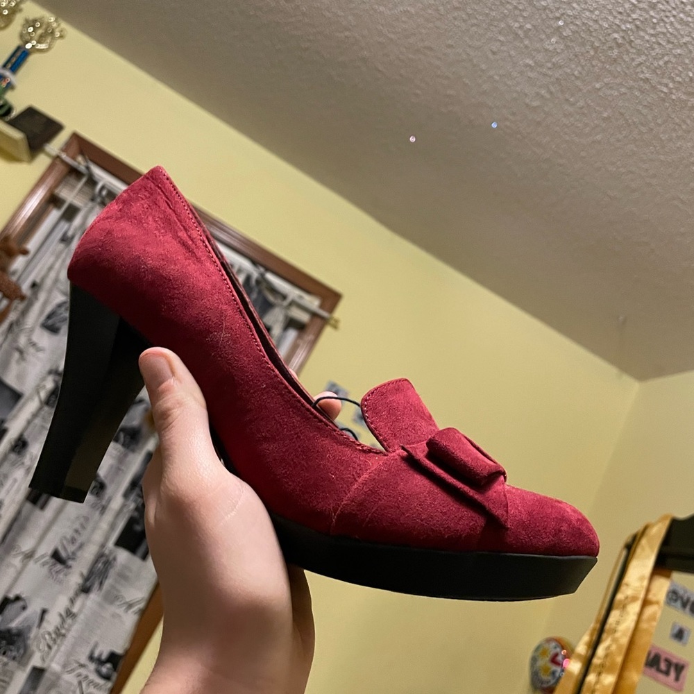 CUTE bow accent, maroon heels. Size 8.5.